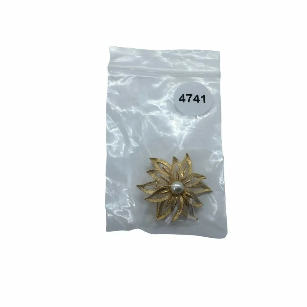 Retro Flower Brooch Pin Vintage Women's Gold Tone Floral Lightweight Faux Pearl